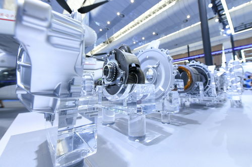 中國動(dòng)力電池產(chǎn)業(yè) 技術(shù)開發(fā)新成果集中亮相，引領(lǐng)全球綠色出行浪潮